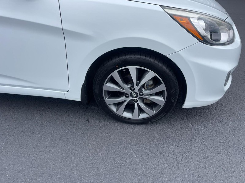 Hyundai Accent 4-Door Vehicle Image 07