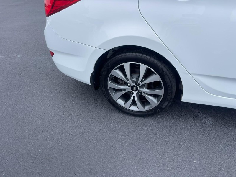 Hyundai Accent 4-Door Vehicle Image 08
