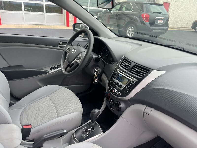 Hyundai Accent 4-Door Vehicle Image 09