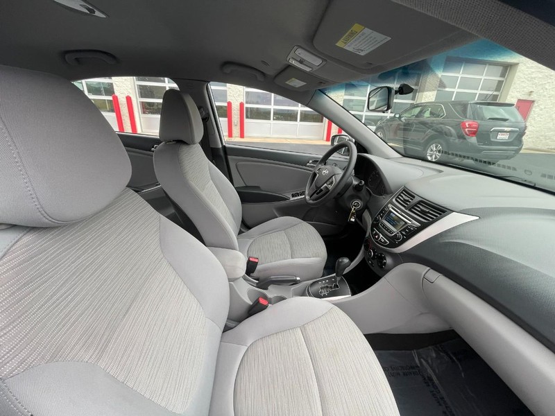 Hyundai Accent 4-Door Vehicle Image 10