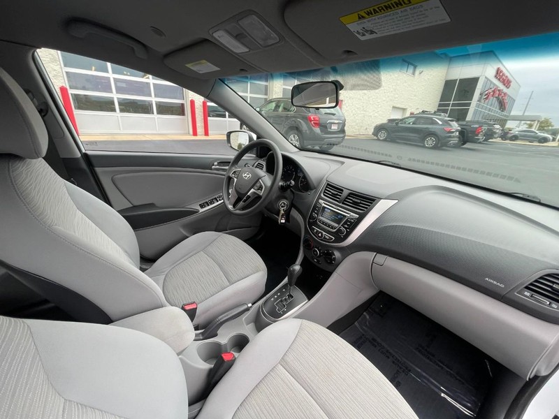 Hyundai Accent 4-Door Vehicle Image 11