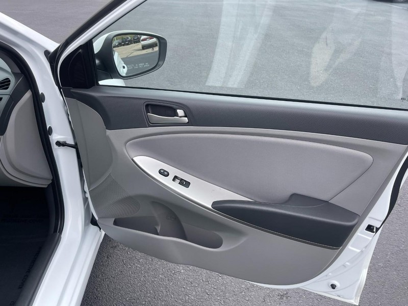 Hyundai Accent 4-Door Vehicle Image 12