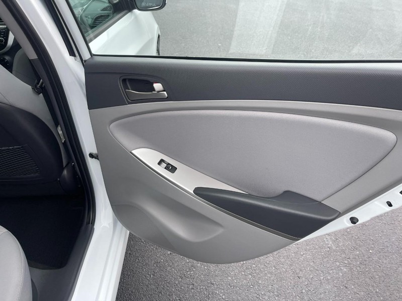 Hyundai Accent 4-Door Vehicle Image 15
