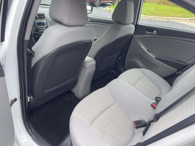 Hyundai Accent 4-Door Vehicle Image 16