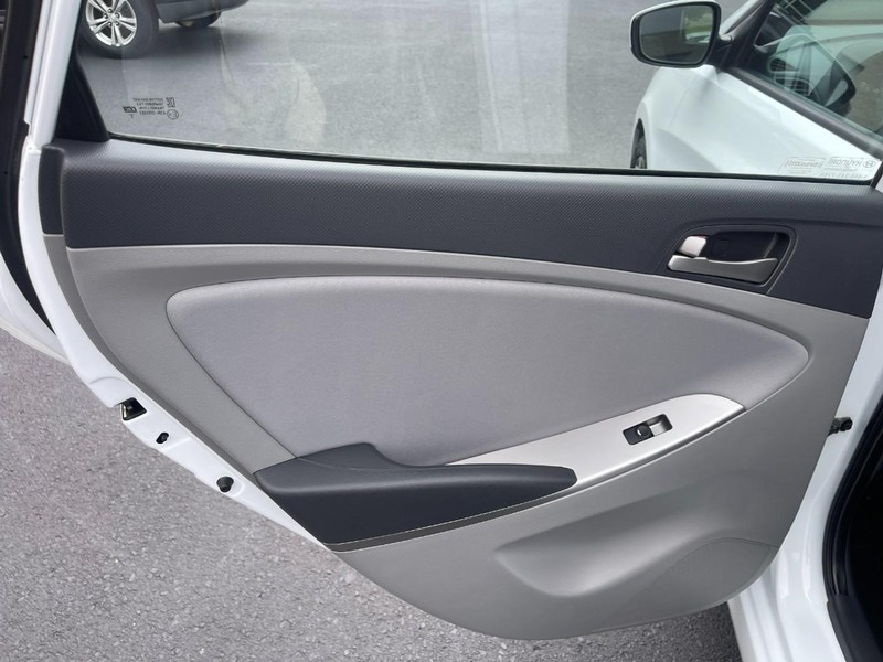 Hyundai Accent 4-Door Vehicle Image 17