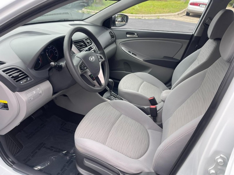 Hyundai Accent 4-Door Vehicle Image 18
