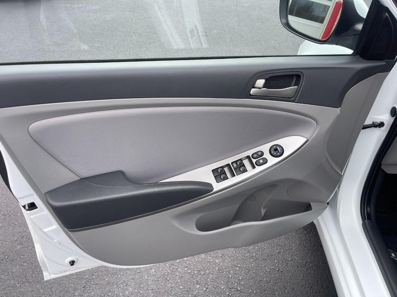 Hyundai Accent 4-Door Vehicle Image 19