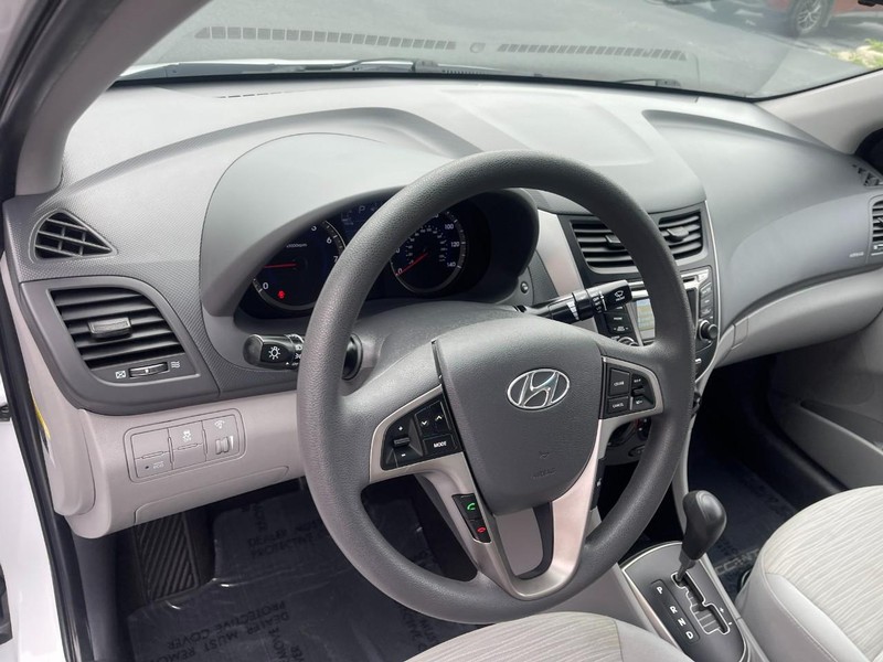 Hyundai Accent 4-Door Vehicle Image 20