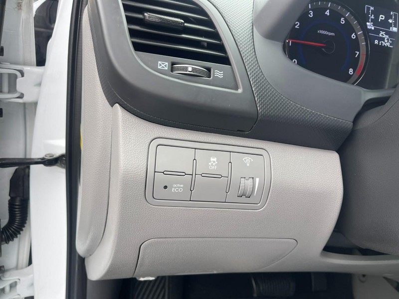 Hyundai Accent 4-Door Vehicle Image 21