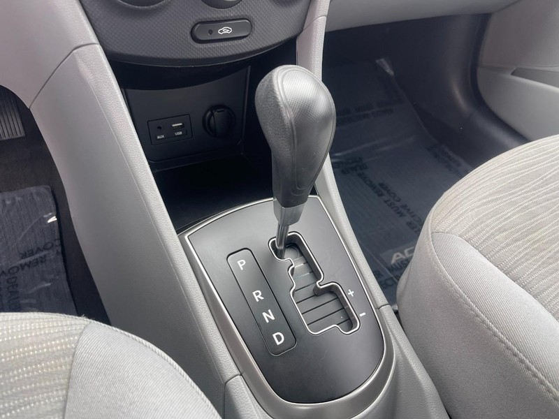 Hyundai Accent 4-Door Vehicle Image 24