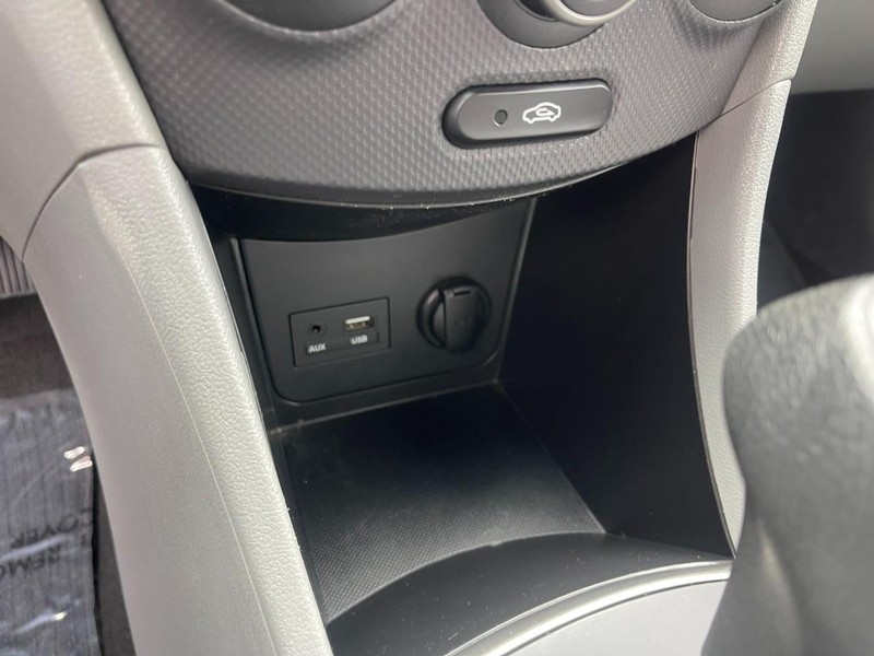 Hyundai Accent 4-Door Vehicle Image 25