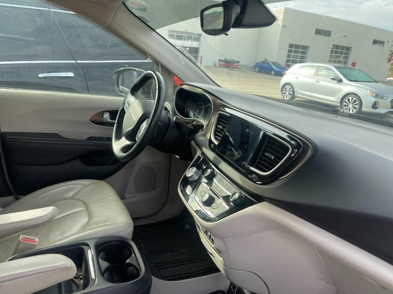 Chrysler Pacifica Vehicle Image 02