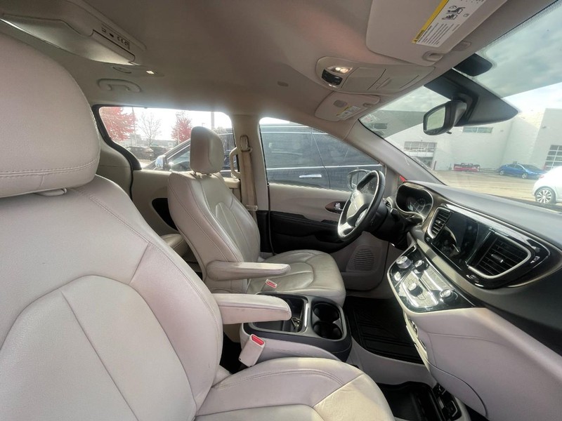 Chrysler Pacifica Vehicle Image 03