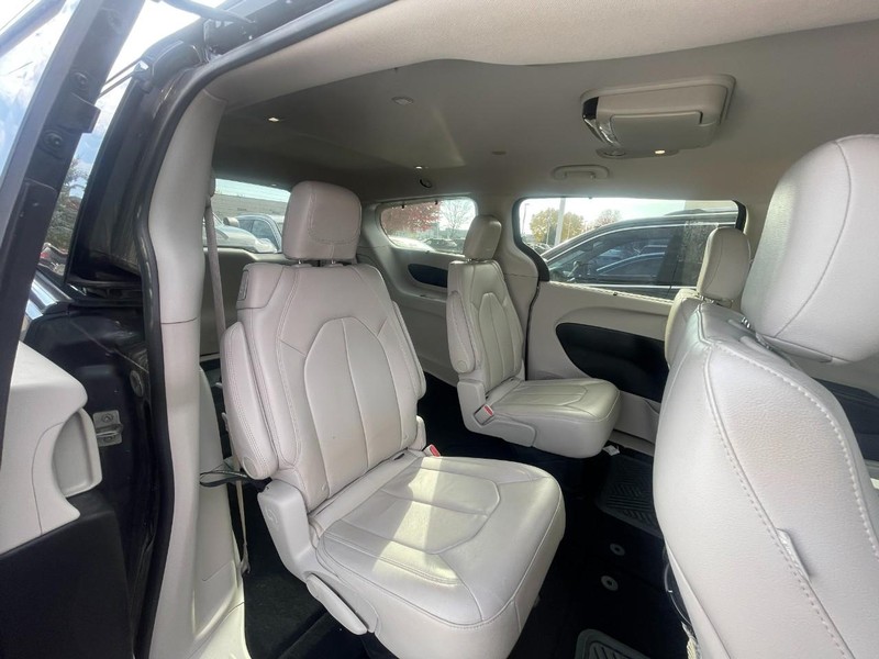 Chrysler Pacifica Vehicle Image 04