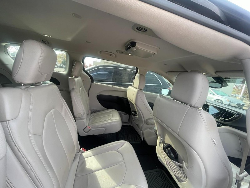 Chrysler Pacifica Vehicle Image 05