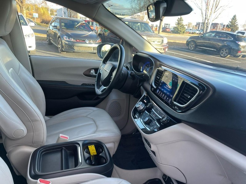 Chrysler Pacifica Vehicle Image 09