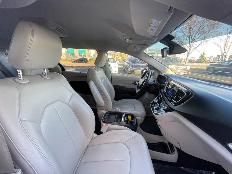 Chrysler Pacifica Vehicle Image 10