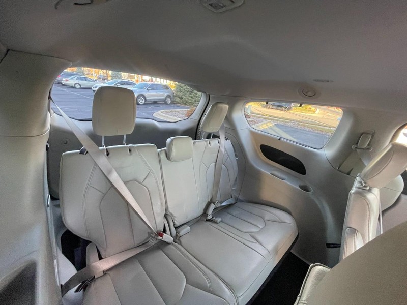 Chrysler Pacifica Vehicle Image 12