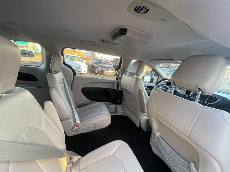 Chrysler Pacifica Vehicle Image 13