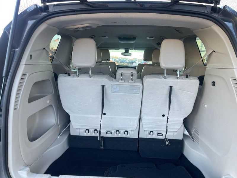 Chrysler Pacifica Vehicle Image 15