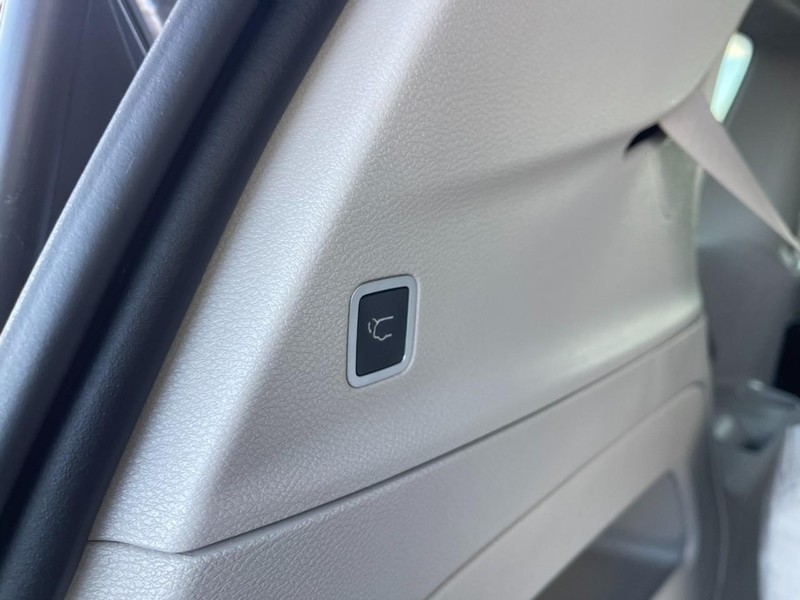 Chrysler Pacifica Vehicle Image 16