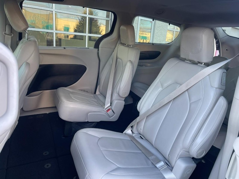 Chrysler Pacifica Vehicle Image 17
