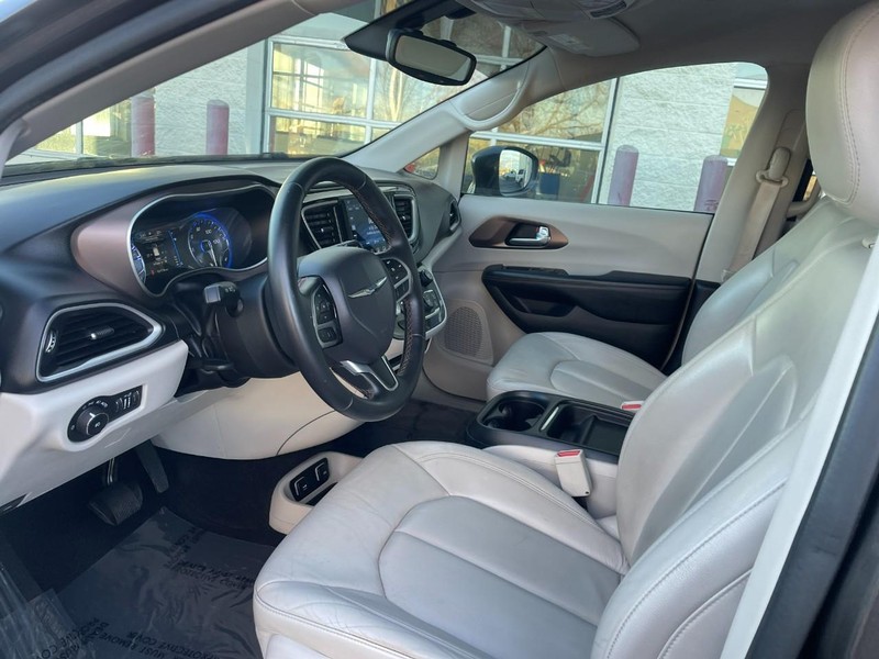 Chrysler Pacifica Vehicle Image 18