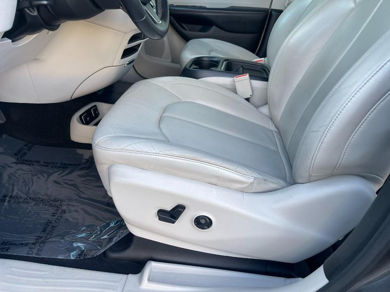 Chrysler Pacifica Vehicle Image 19