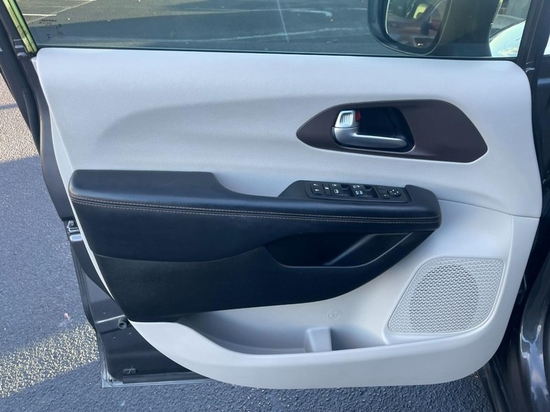 Chrysler Pacifica Vehicle Image 20