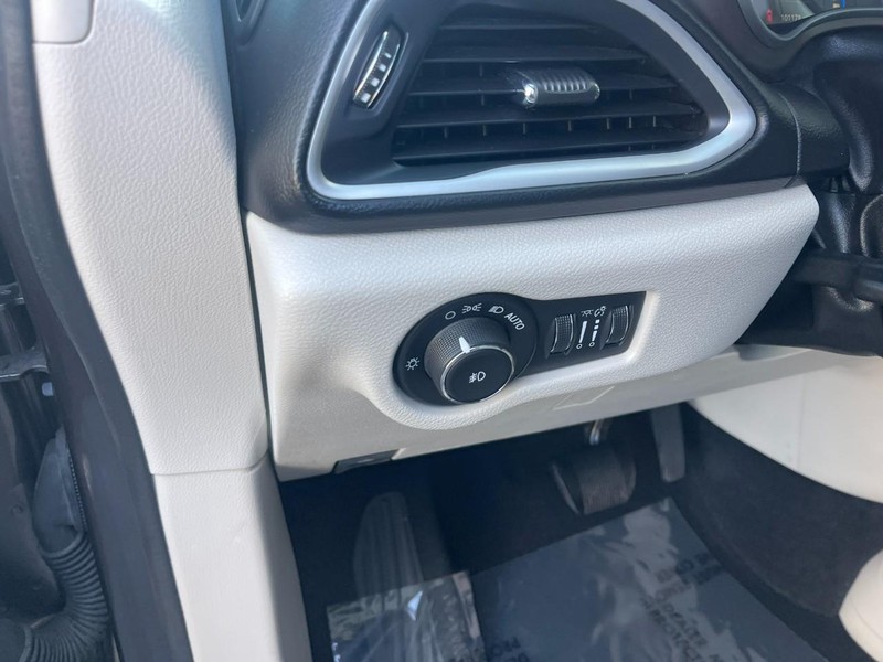 Chrysler Pacifica Vehicle Image 21