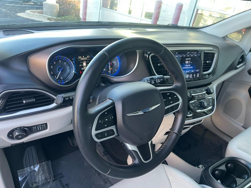 Chrysler Pacifica Vehicle Image 22