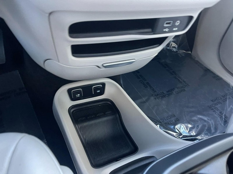 Chrysler Pacifica Vehicle Image 23