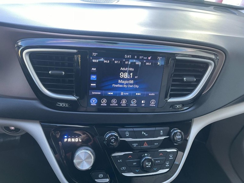 Chrysler Pacifica Vehicle Image 24