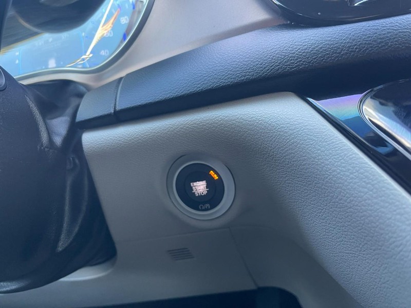 Chrysler Pacifica Vehicle Image 25