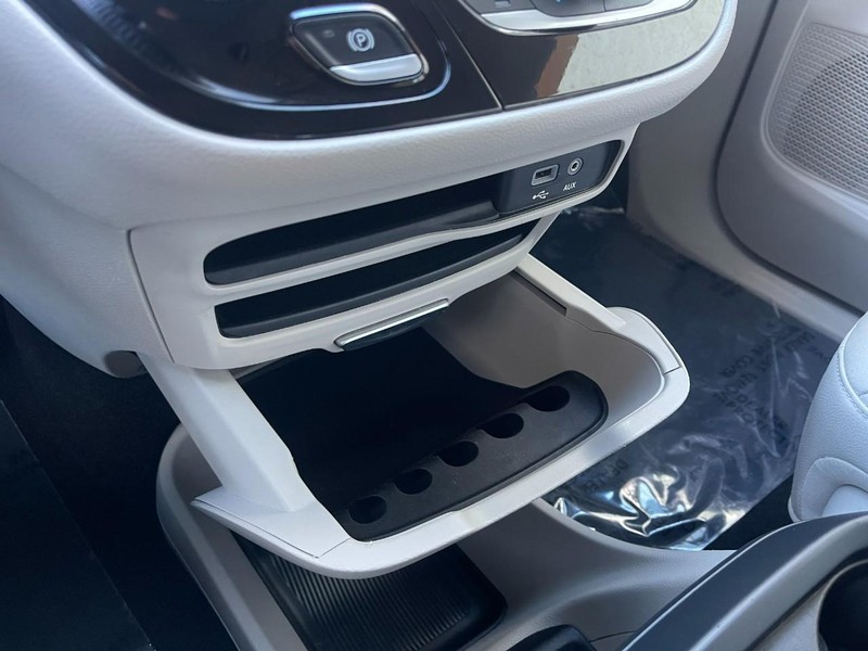 Chrysler Pacifica Vehicle Image 27