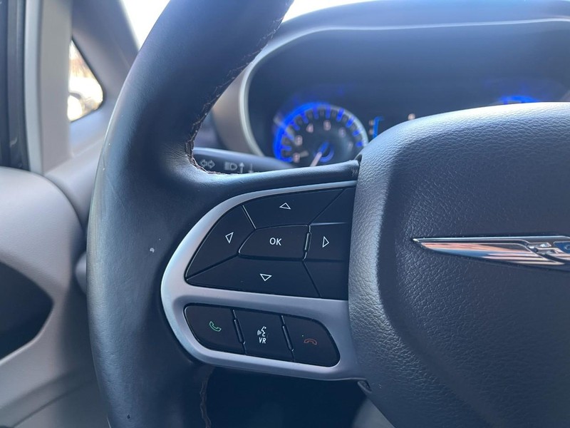 Chrysler Pacifica Vehicle Image 28