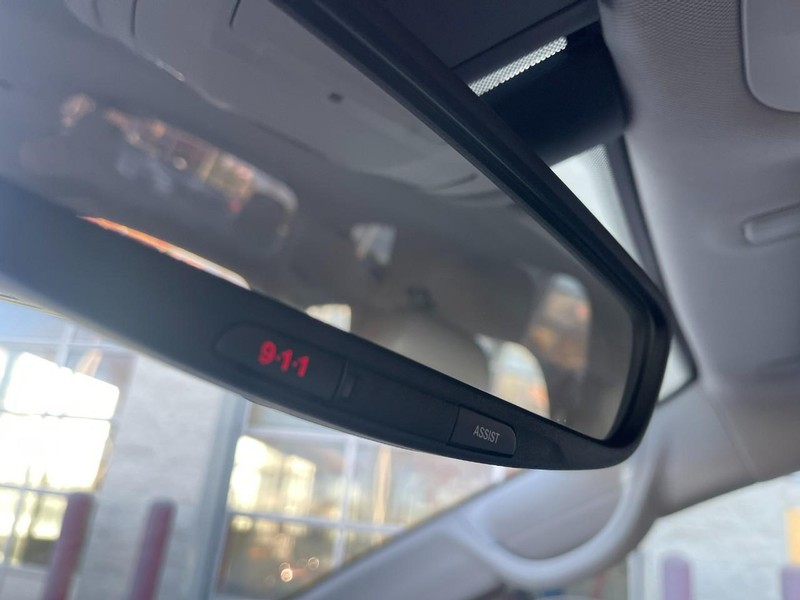 Chrysler Pacifica Vehicle Image 32