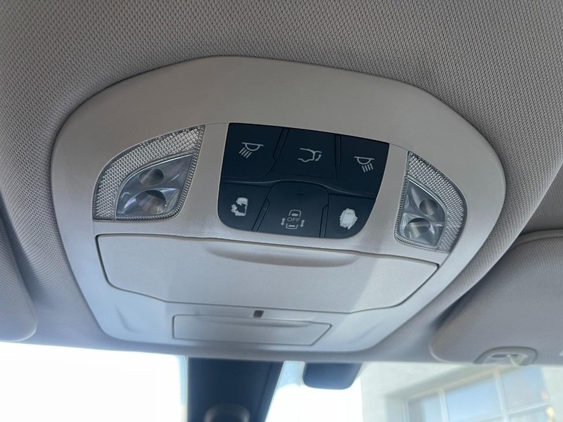 Chrysler Pacifica Vehicle Image 33