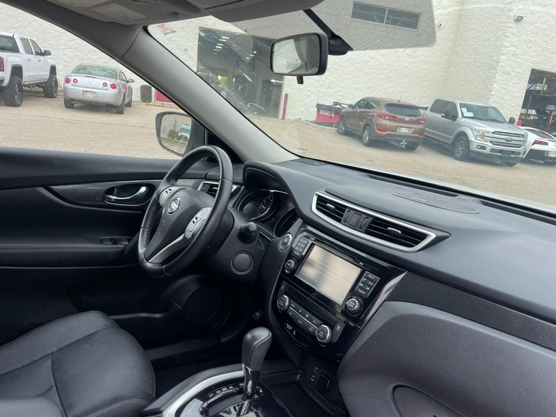 Nissan Rogue Vehicle Image 02
