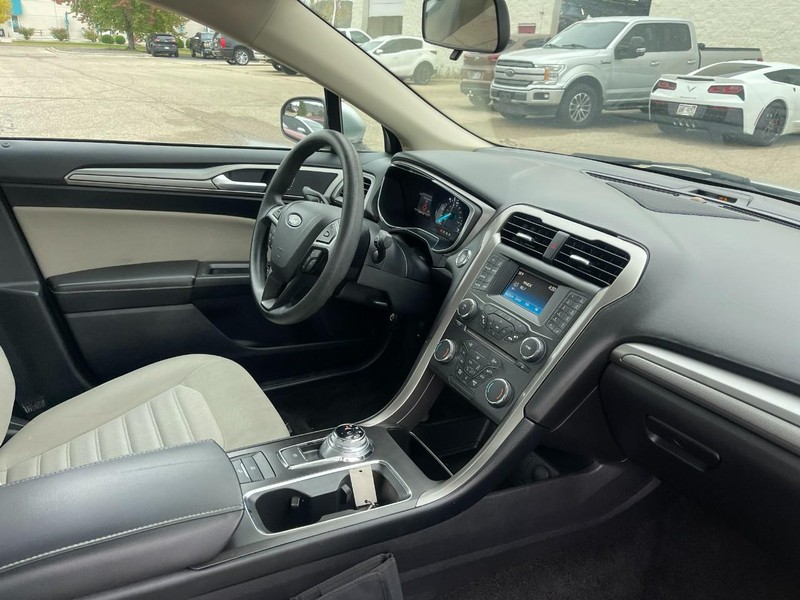 Ford Fusion Hybrid Vehicle Image 02