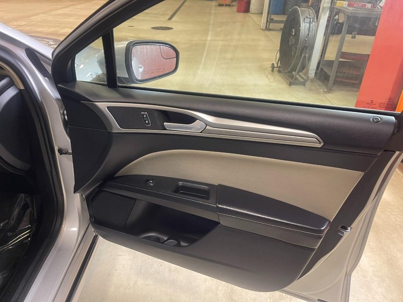 Ford Fusion Hybrid Vehicle Image 11