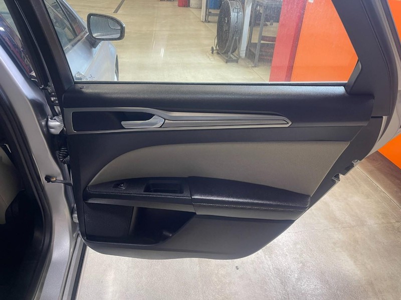 Ford Fusion Hybrid Vehicle Image 14