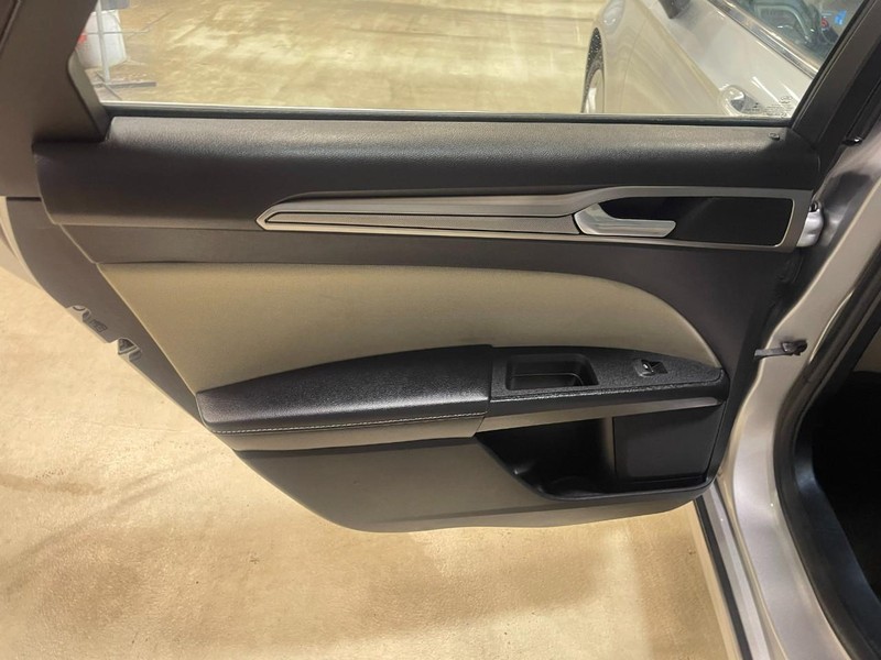 Ford Fusion Hybrid Vehicle Image 17