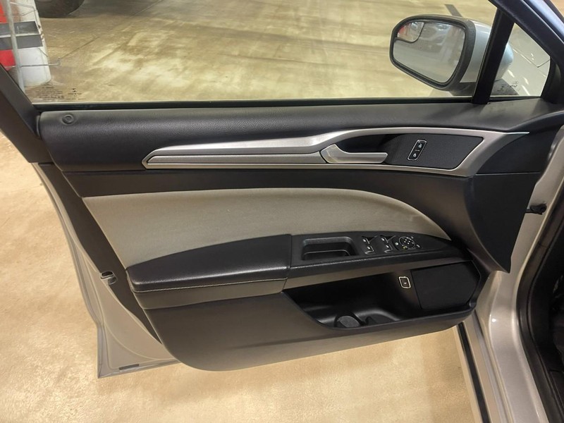 Ford Fusion Hybrid Vehicle Image 19