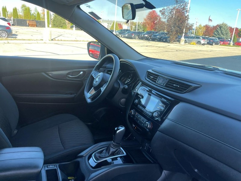 Nissan Rogue Vehicle Image 09