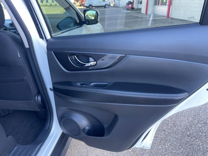Nissan Rogue Vehicle Image 14