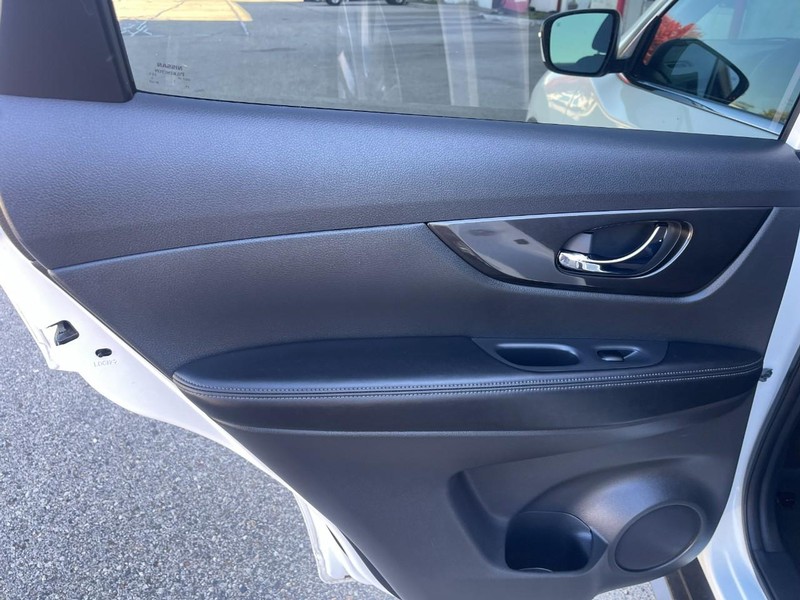 Nissan Rogue Vehicle Image 17