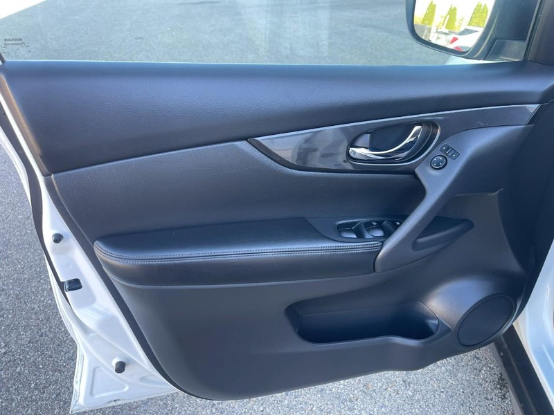 Nissan Rogue Vehicle Image 19