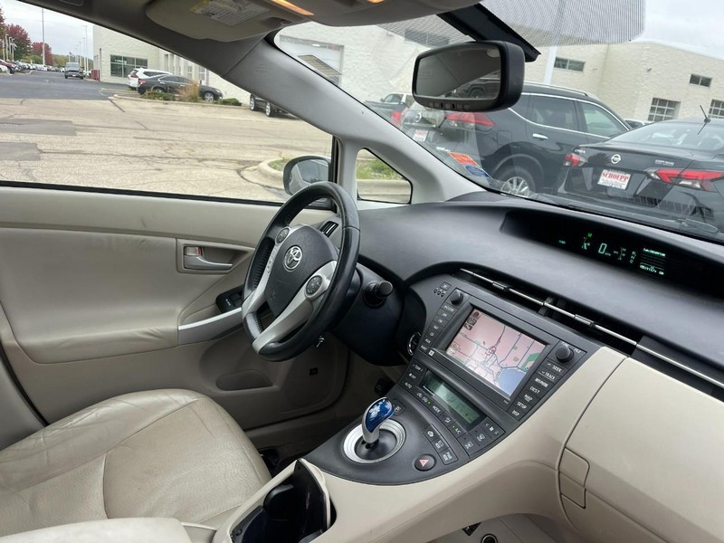Toyota Prius Vehicle Image 02