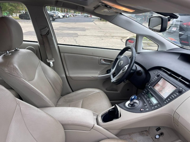 Toyota Prius Vehicle Image 04